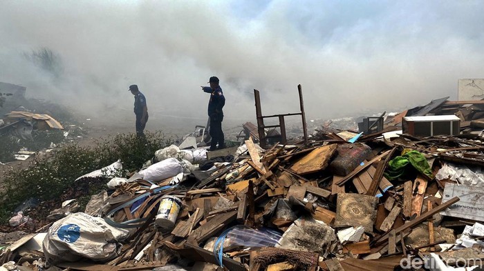 Kebakaran di Tebing Sampah Ciumbuleuit Kota Bandung.