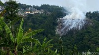 Penampakan kebakaran tebing yang dijadikan sebagai tempat pembuangan limbah dan berangkal.