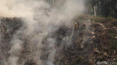 Penampakan Tebing Sampah Terbakar di Ciumbuleuit Bandung
