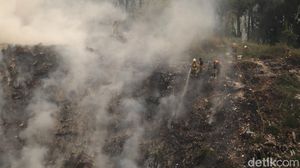 Penampakan Tebing Sampah Terbakar di Ciumbuleuit Bandung