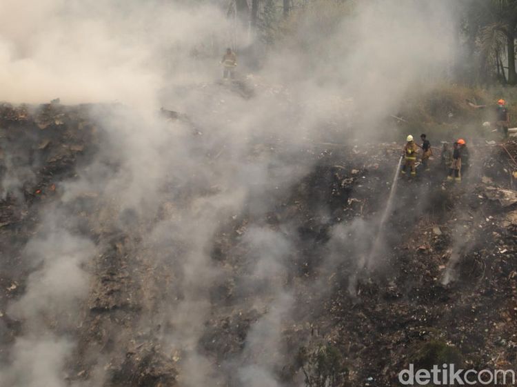 Penampakan Tebing Sampah Terbakar di Ciumbuleuit Bandung