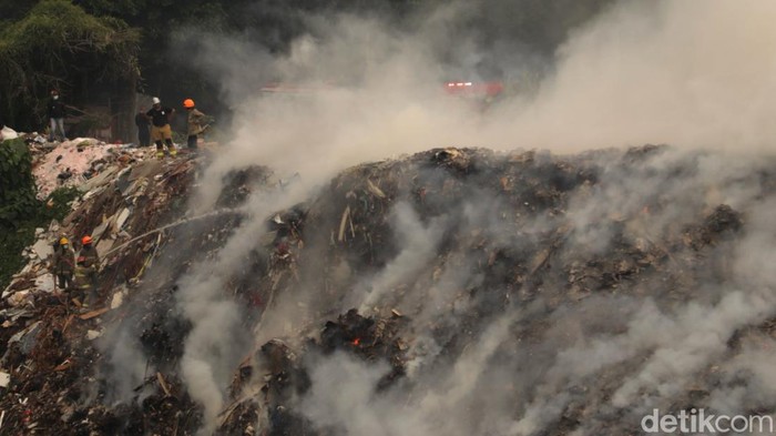 Kebakaran di Tebing Sampah Ciumbuleuit Kota Bandung.