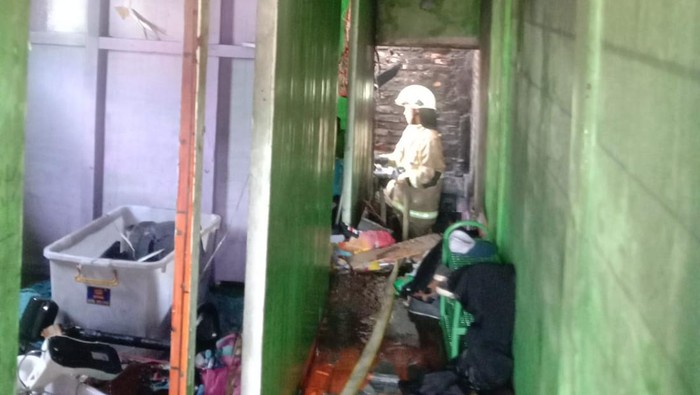 Kebakaran rumah terjadi di Koja, Jakarta Utara (Jakut). Api sudah dipadamkan petugas pemadam kebakaran (damkar). (dok Damkar Jakut)