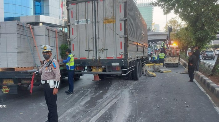 Kecelakaan Truk Tabrak Pembatas Busway di Tomang Arah Slipi Jakbar