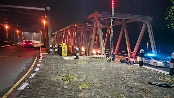 Mobil sedan Timor yang mengalami kecelakaan di Sungai Progo, Kranggan, Temanggung, Senin (21/10/2024) malam.