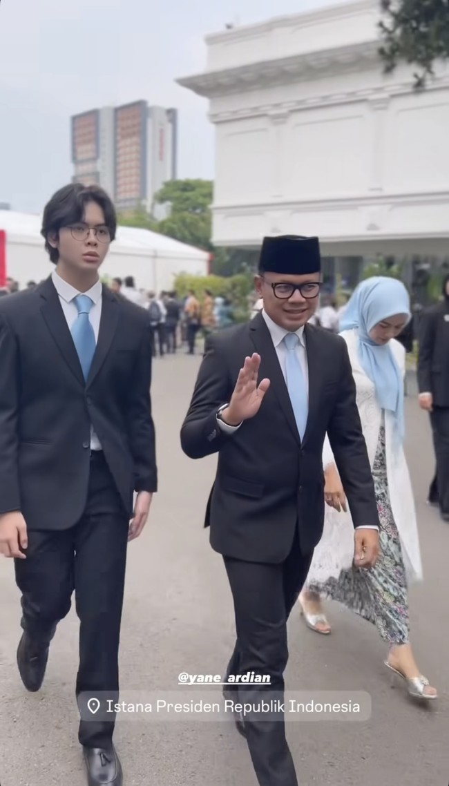 Kenatra bersama sang bunda, Yane Ardian, tampak bersama-sama hadir menemani ayahnya di acara pelantikan. Ken tampil gagah mengenakan setelan jas hitam dipadukan dengan kemeja putih dan dasi biru muda. Pesona Ken pun langsung mencuri atensi. Foto: Instagram/@bimaaryasugiarto