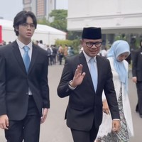 Kenatra bersama sang bunda, Yane Ardian, tampak bersama-sama hadir menemani ayahnya di acara pelantikan. Ken tampil gagah mengenakan setelan jas hitam dipadukan dengan kemeja putih dan dasi biru muda. Pesona Ken pun langsung mencuri atensi. Foto: Instagram/@bimaaryasugiarto