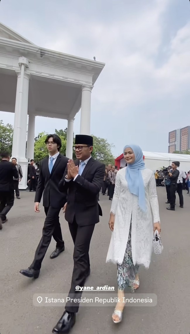 Ditambah dengan rambut yang sedikit gondrong, pesona Ken memang bikin terpana. Selain berparas tampan, Ken juga memiliki postur tubuh yang tinggi. Foto: Instagram/@bimaaryasugiarto