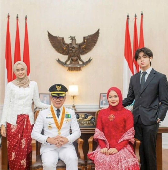 Potret Ken bersama keluarganya. Ia diketahui memiliki seorang kakak perempuan bernama Kinaura Maisha yang akrab disapa Kin. Foto: Instagram/@bimaaryasugiarto