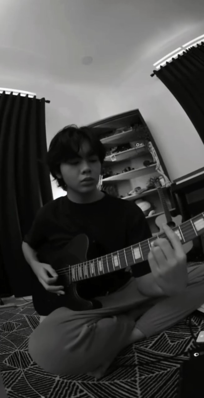 Dari unggahan sang ayah juga diketahui jika Ken cukup mahir bermain gitar. Saat bermain gitar pesona Ken jadi semakin terpancar. Foto: Instagram/@bimaaryasugiarto