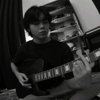 Dari unggahan sang ayah juga diketahui jika Ken cukup mahir bermain gitar. Saat bermain gitar pesona Ken jadi semakin terpancar. Foto: Instagram/@bimaaryasugiarto