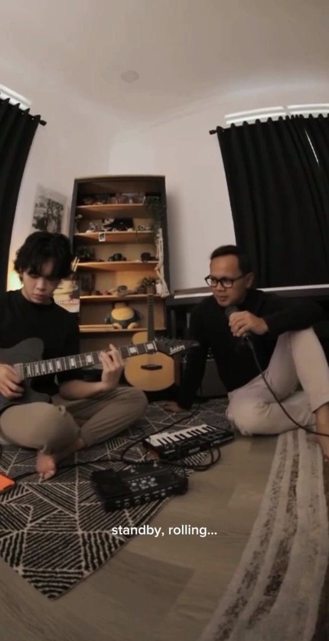 Ken juga terlihat dekat dengan ayahnya. Dalam salah satu video unggahan di Instagram ayahnya terlihat Ken dan ayahnya kompak berduet. Sang ayah beenyanyi dan Ken memainkan alat musik. Foto: Instagram/@bimaaryasugiarto