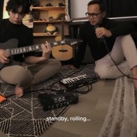 Ken juga terlihat dekat dengan ayahnya. Dalam salah satu video unggahan di Instagram ayahnya terlihat Ken dan ayahnya kompak berduet. Sang ayah beenyanyi dan Ken memainkan alat musik. Foto: Instagram/@bimaaryasugiarto