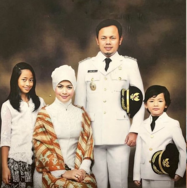 Potret Ken kecil bersama keluarganya. Paras tampannya memang sudah terlihat sejak kecil. Lahir pada 27 Juli 2008, saat unj Ken berusia 16 tahun. Foto: Instagram/@bimaaryasugiarto