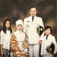 Potret Ken kecil bersama keluarganya. Paras tampannya memang sudah terlihat sejak kecil. Lahir pada 27 Juli 2008, saat unj Ken berusia 16 tahun. Foto: Instagram/@bimaaryasugiarto