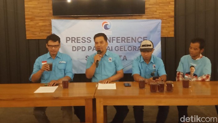 Ketua DPD Partai Gelora Solo, Sumarno, dan kadernya saat konferensi pers, Selasa (22/10/2024).