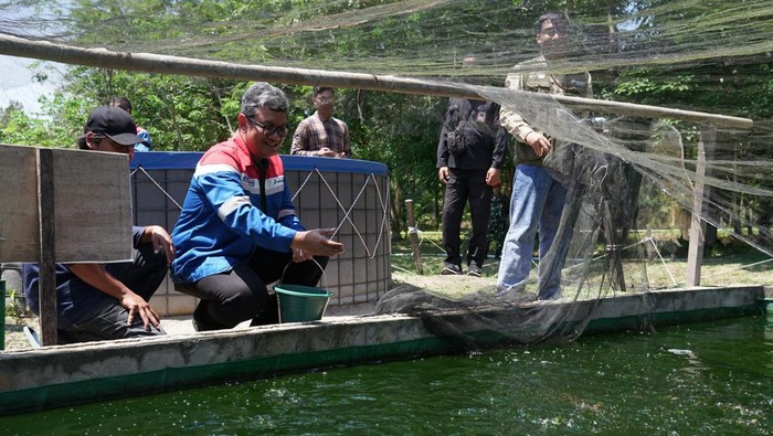 Kilang Pertamina Plaju memanfaatkan barang bekas limbah non B3 di Sungai Gerong.