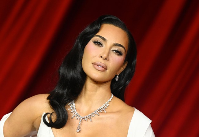 Ibu empat anak mengenakan satu set perhiasan berlian dari anting, kalung hingga gelang seberat lebih dari 30 karat dari Tiffany & Co. Foto: Getty Images
