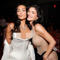 Adik Kim Kardashian, Kylie Jenner, juga hadir dalam acara yang digelar pada Sabtu (19/10/2024) malam tersebut. Dia mengenakan gaun transparan nude-hitam. Foto: Getty Images