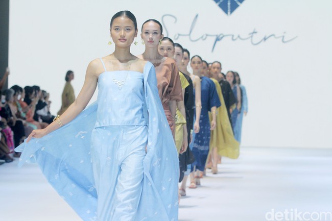 Fashion show busana terbaru Soloputri di Jakarta Fashion Week [JFW] 2025, di City Hall, Pondok Indah mall 3, Jakarta Selatan, Senin [21/10/2024]. Foto: Mohammad Abduh/detikcom.