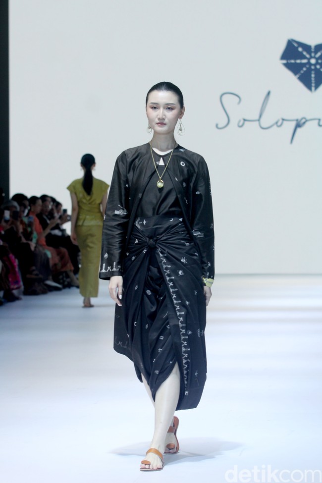 Fashion show busana terbaru Soloputri di Jakarta Fashion Week [JFW] 2025, di City Hall, Pondok Indah mall 3, Jakarta Selatan, Senin [21/10/2024]. Foto: Mohammad Abduh/detikcom.