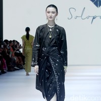 Fashion show busana terbaru Soloputri di Jakarta Fashion Week [JFW] 2025, di City Hall, Pondok Indah mall 3, Jakarta Selatan, Senin [21/10/2024]. Foto: Mohammad Abduh/detikcom.