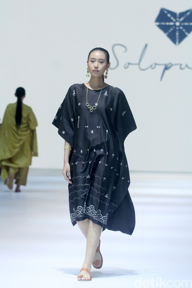 Fashion show busana terbaru Soloputri di Jakarta Fashion Week [JFW] 2025, di City Hall, Pondok Indah mall 3, Jakarta Selatan, Senin [21/10/2024]. Foto: Mohammad Abduh/detikcom.