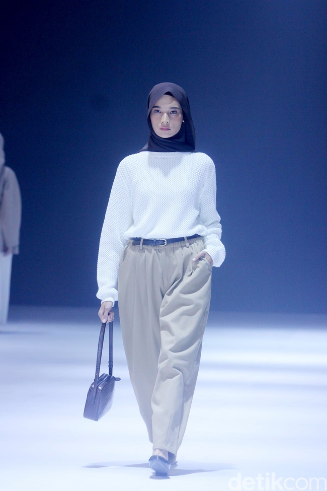 Fashion show Sabamodest by Rani Hatta di Jakarta Fashion Week [JFW] 2025, di City Hall, Pondok Indah mall 3, Jakarta Selatan, Senin [21/10/2024]. Rani Hatta mengungkapkan cuttingan koleksi terbaru Sabamodest tak lepas dari konsep minimalis. Meski berkonsep simple minimalis, busana yang diproduksi Sabamodest bisa digunakan untuk semua tipe tubuh. Foto: Mohammad Abduh/detikcom.