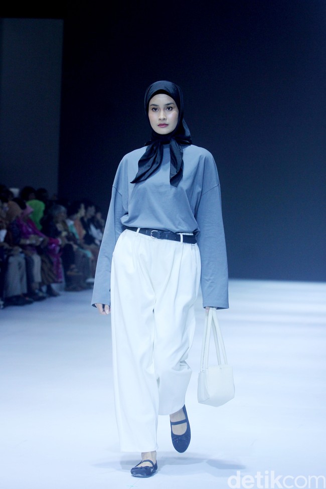 Fashion show Sabamodest by Rani Hatta di Jakarta Fashion Week [JFW] 2025, di City Hall, Pondok Indah mall 3, Jakarta Selatan, Senin [21/10/2024]. Rani Hatta mengungkapkan cuttingan koleksi terbaru Sabamodest tak lepas dari konsep minimalis. Meski berkonsep simple minimalis, busana yang diproduksi Sabamodest bisa digunakan untuk semua tipe tubuh.  Foto: Mohammad Abduh/detikcom.