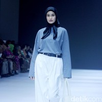 Fashion show Sabamodest by Rani Hatta di Jakarta Fashion Week [JFW] 2025, di City Hall, Pondok Indah mall 3, Jakarta Selatan, Senin [21/10/2024]. Rani Hatta mengungkapkan cuttingan koleksi terbaru Sabamodest tak lepas dari konsep minimalis. Meski berkonsep simple minimalis, busana yang diproduksi Sabamodest bisa digunakan untuk semua tipe tubuh.  Foto: Mohammad Abduh/detikcom.