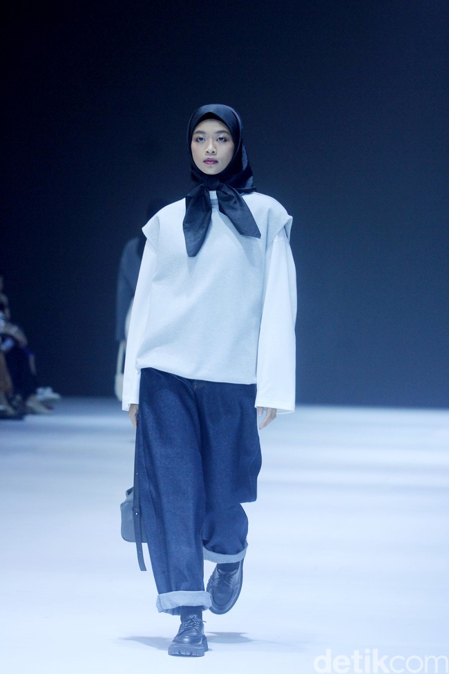 Fashion show Sabamodest by Rani Hatta di Jakarta Fashion Week [JFW] 2025, di City Hall, Pondok Indah mall 3, Jakarta Selatan, Senin [21/10/2024]. Rani Hatta mengungkapkan cuttingan koleksi terbaru Sabamodest tak lepas dari konsep minimalis. Meski berkonsep simple minimalis, busana yang diproduksi Sabamodest bisa digunakan untuk semua tipe tubuh. Foto: Mohammad Abduh/detikcom.