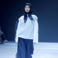 Fashion show Sabamodest by Rani Hatta di Jakarta Fashion Week [JFW] 2025, di City Hall, Pondok Indah mall 3, Jakarta Selatan, Senin [21/10/2024]. Rani Hatta mengungkapkan cuttingan koleksi terbaru Sabamodest tak lepas dari konsep minimalis. Meski berkonsep simple minimalis, busana yang diproduksi Sabamodest bisa digunakan untuk semua tipe tubuh. Foto: Mohammad Abduh/detikcom.