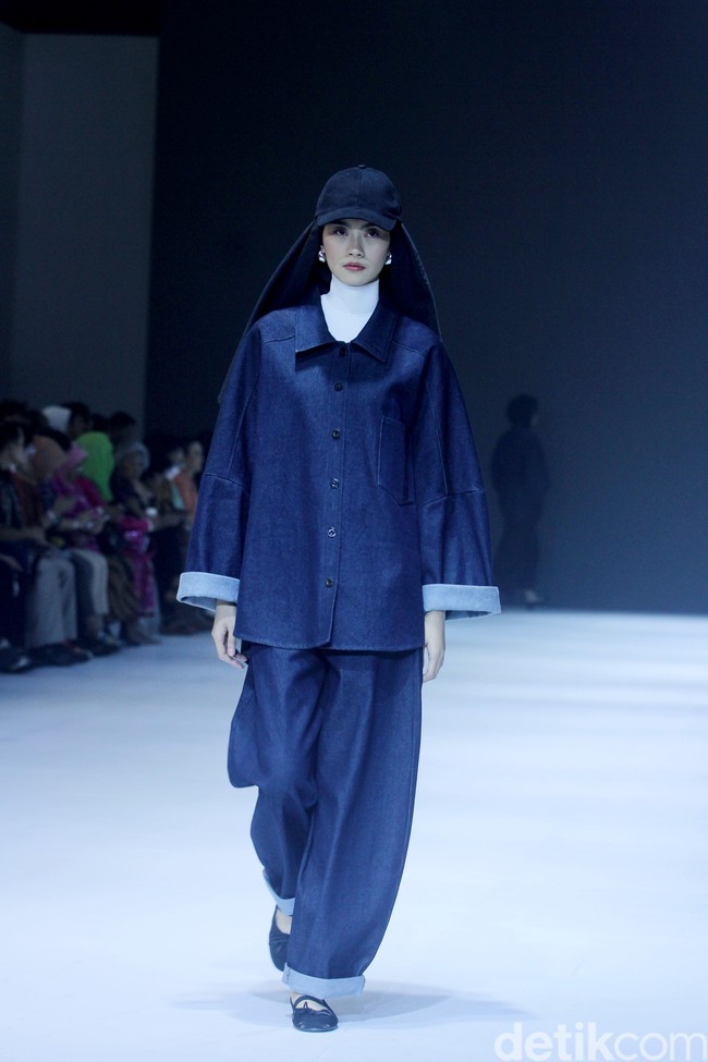 Fashion show Sabamodest by Rani Hatta di Jakarta Fashion Week [JFW] 2025, di City Hall, Pondok Indah mall 3, Jakarta Selatan, Senin [21/10/2024]. Rani Hatta mengungkapkan cuttingan koleksi terbaru Sabamodest tak lepas dari konsep minimalis. Meski berkonsep simple minimalis, busana yang diproduksi Sabamodest bisa digunakan untuk semua tipe tubuh. Foto: Mohammad Abduh/detikcom.