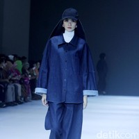 Fashion show Sabamodest by Rani Hatta di Jakarta Fashion Week [JFW] 2025, di City Hall, Pondok Indah mall 3, Jakarta Selatan, Senin [21/10/2024]. Rani Hatta mengungkapkan cuttingan koleksi terbaru Sabamodest tak lepas dari konsep minimalis. Meski berkonsep simple minimalis, busana yang diproduksi Sabamodest bisa digunakan untuk semua tipe tubuh. Foto: Mohammad Abduh/detikcom.