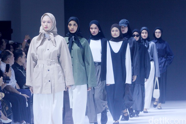 Fashion show Sabamodest by Rani Hatta di Jakarta Fashion Week [JFW] 2025, di City Hall, Pondok Indah mall 3, Jakarta Selatan, Senin [21/10/2024]. Rani Hatta mengungkapkan cuttingan koleksi terbaru Sabamodest tak lepas dari konsep minimalis. Meski berkonsep simple minimalis, busana yang diproduksi Sabamodest bisa digunakan untuk semua tipe tubuh. . Foto: Mohammad Abduh/detikcom.