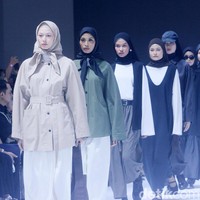 Fashion show Sabamodest by Rani Hatta di Jakarta Fashion Week [JFW] 2025, di City Hall, Pondok Indah mall 3, Jakarta Selatan, Senin [21/10/2024]. Rani Hatta mengungkapkan cuttingan koleksi terbaru Sabamodest tak lepas dari konsep minimalis. Meski berkonsep simple minimalis, busana yang diproduksi Sabamodest bisa digunakan untuk semua tipe tubuh. . Foto: Mohammad Abduh/detikcom.