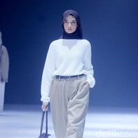 Fashion show Sabamodest by Rani Hatta di Jakarta Fashion Week [JFW] 2025, di City Hall, Pondok Indah mall 3, Jakarta Selatan, Senin [21/10/2024]. Rani Hatta mengungkapkan cuttingan koleksi terbaru Sabamodest tak lepas dari konsep minimalis. Meski berkonsep simple minimalis, busana yang diproduksi Sabamodest bisa digunakan untuk semua tipe tubuh. Foto: Mohammad Abduh/detikcom.
