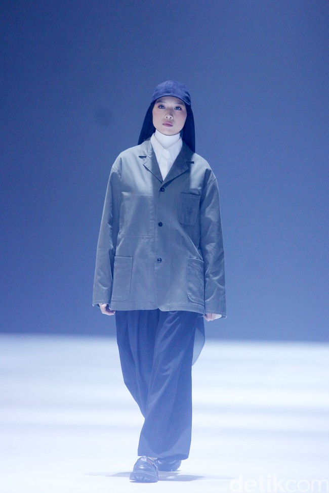 Fashion show Sabamodest by Rani Hatta di Jakarta Fashion Week [JFW] 2025, di City Hall, Pondok Indah mall 3, Jakarta Selatan, Senin [21/10/2024]. Rani Hatta mengungkapkan cuttingan koleksi terbaru Sabamodest tak lepas dari konsep minimalis. Meski berkonsep simple minimalis, busana yang diproduksi Sabamodest bisa digunakan untuk semua tipe tubuh. Foto: Mohammad Abduh/detikcom.