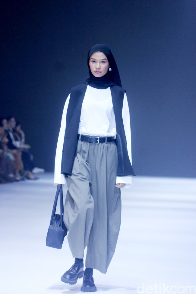 Fashion show Sabamodest by Rani Hatta di Jakarta Fashion Week [JFW] 2025, di City Hall, Pondok Indah mall 3, Jakarta Selatan, Senin [21/10/2024]. Rani Hatta mengungkapkan cuttingan koleksi terbaru Sabamodest tak lepas dari konsep minimalis. Meski berkonsep simple minimalis, busana yang diproduksi Sabamodest bisa digunakan untuk semua tipe tubuh. Foto: Mohammad Abduh/detikcom.