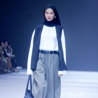 Fashion show Sabamodest by Rani Hatta di Jakarta Fashion Week [JFW] 2025, di City Hall, Pondok Indah mall 3, Jakarta Selatan, Senin [21/10/2024]. Rani Hatta mengungkapkan cuttingan koleksi terbaru Sabamodest tak lepas dari konsep minimalis. Meski berkonsep simple minimalis, busana yang diproduksi Sabamodest bisa digunakan untuk semua tipe tubuh. Foto: Mohammad Abduh/detikcom.