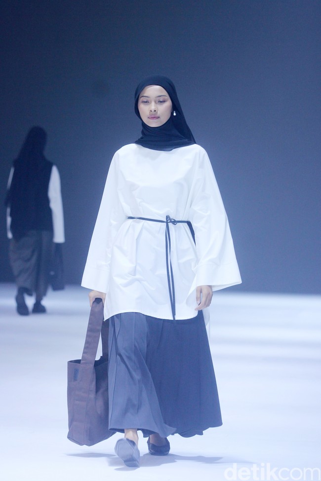 Fashion show Sabamodest by Rani Hatta di Jakarta Fashion Week [JFW] 2025, di City Hall, Pondok Indah mall 3, Jakarta Selatan, Senin [21/10/2024]. Rani Hatta mengungkapkan cuttingan koleksi terbaru Sabamodest tak lepas dari konsep minimalis. Meski berkonsep simple minimalis, busana yang diproduksi Sabamodest bisa digunakan untuk semua tipe tubuh. Foto: Mohammad Abduh/detikcom.