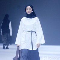 Fashion show Sabamodest by Rani Hatta di Jakarta Fashion Week [JFW] 2025, di City Hall, Pondok Indah mall 3, Jakarta Selatan, Senin [21/10/2024]. Rani Hatta mengungkapkan cuttingan koleksi terbaru Sabamodest tak lepas dari konsep minimalis. Meski berkonsep simple minimalis, busana yang diproduksi Sabamodest bisa digunakan untuk semua tipe tubuh. Foto: Mohammad Abduh/detikcom.