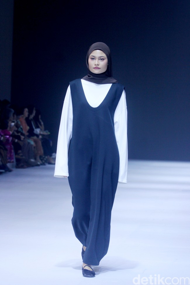 Fashion show Sabamodest by Rani Hatta di Jakarta Fashion Week [JFW] 2025, di City Hall, Pondok Indah mall 3, Jakarta Selatan, Senin [21/10/2024]. Rani Hatta mengungkapkan cuttingan koleksi terbaru Sabamodest tak lepas dari konsep minimalis. Meski berkonsep simple minimalis, busana yang diproduksi Sabamodest bisa digunakan untuk semua tipe tubuh. Foto: Mohammad Abduh/detikcom.