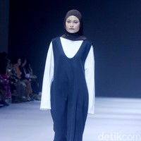 Fashion show Sabamodest by Rani Hatta di Jakarta Fashion Week [JFW] 2025, di City Hall, Pondok Indah mall 3, Jakarta Selatan, Senin [21/10/2024]. Rani Hatta mengungkapkan cuttingan koleksi terbaru Sabamodest tak lepas dari konsep minimalis. Meski berkonsep simple minimalis, busana yang diproduksi Sabamodest bisa digunakan untuk semua tipe tubuh. Foto: Mohammad Abduh/detikcom.