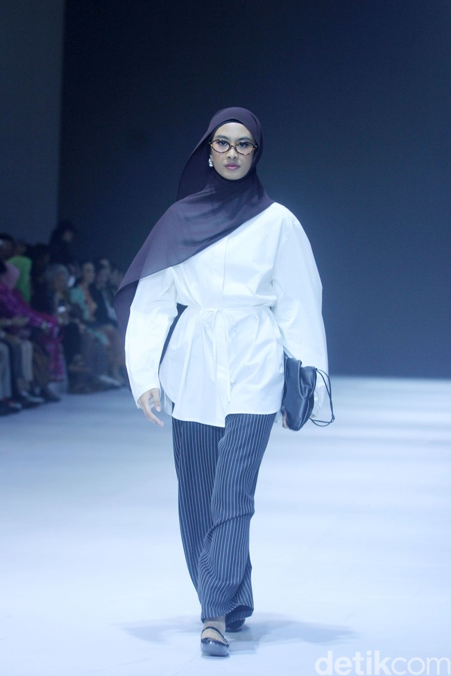 Fashion show Sabamodest by Rani Hatta di Jakarta Fashion Week [JFW] 2025, di City Hall, Pondok Indah mall 3, Jakarta Selatan, Senin [21/10/2024]. Rani Hatta mengungkapkan cuttingan koleksi terbaru Sabamodest tak lepas dari konsep minimalis. Meski berkonsep simple minimalis, busana yang diproduksi Sabamodest bisa digunakan untuk semua tipe tubuh. Foto: Mohammad Abduh/detikcom.