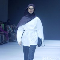 Fashion show Sabamodest by Rani Hatta di Jakarta Fashion Week [JFW] 2025, di City Hall, Pondok Indah mall 3, Jakarta Selatan, Senin [21/10/2024]. Rani Hatta mengungkapkan cuttingan koleksi terbaru Sabamodest tak lepas dari konsep minimalis. Meski berkonsep simple minimalis, busana yang diproduksi Sabamodest bisa digunakan untuk semua tipe tubuh. Foto: Mohammad Abduh/detikcom.
