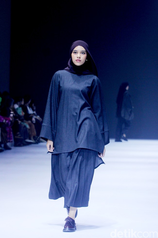 Fashion show Sabamodest by Rani Hatta di Jakarta Fashion Week [JFW] 2025, di City Hall, Pondok Indah mall 3, Jakarta Selatan, Senin [21/10/2024]. Rani Hatta mengungkapkan cuttingan koleksi terbaru Sabamodest tak lepas dari konsep minimalis. Meski berkonsep simple minimalis, busana yang diproduksi Sabamodest bisa digunakan untuk semua tipe tubuh.  Foto: Mohammad Abduh/detikcom.