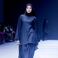 Fashion show Sabamodest by Rani Hatta di Jakarta Fashion Week [JFW] 2025, di City Hall, Pondok Indah mall 3, Jakarta Selatan, Senin [21/10/2024]. Rani Hatta mengungkapkan cuttingan koleksi terbaru Sabamodest tak lepas dari konsep minimalis. Meski berkonsep simple minimalis, busana yang diproduksi Sabamodest bisa digunakan untuk semua tipe tubuh.  Foto: Mohammad Abduh/detikcom.
