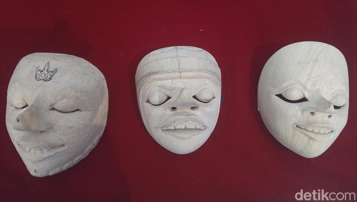 Koleksi topeng yang terbuat dari berbagai macam bahan di Museum Topeng Cirebon