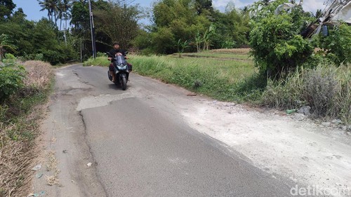 Kondisi jalan rusak di Desa Kaba-Kaba, Tabanan, Bali, Selasa (22/10/2024).